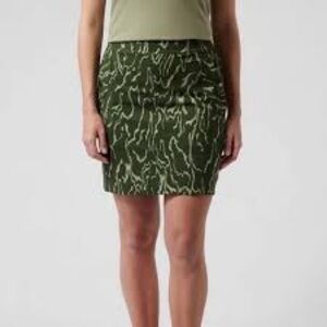 Athleta green Vienna athletic cargo skort, size 8.